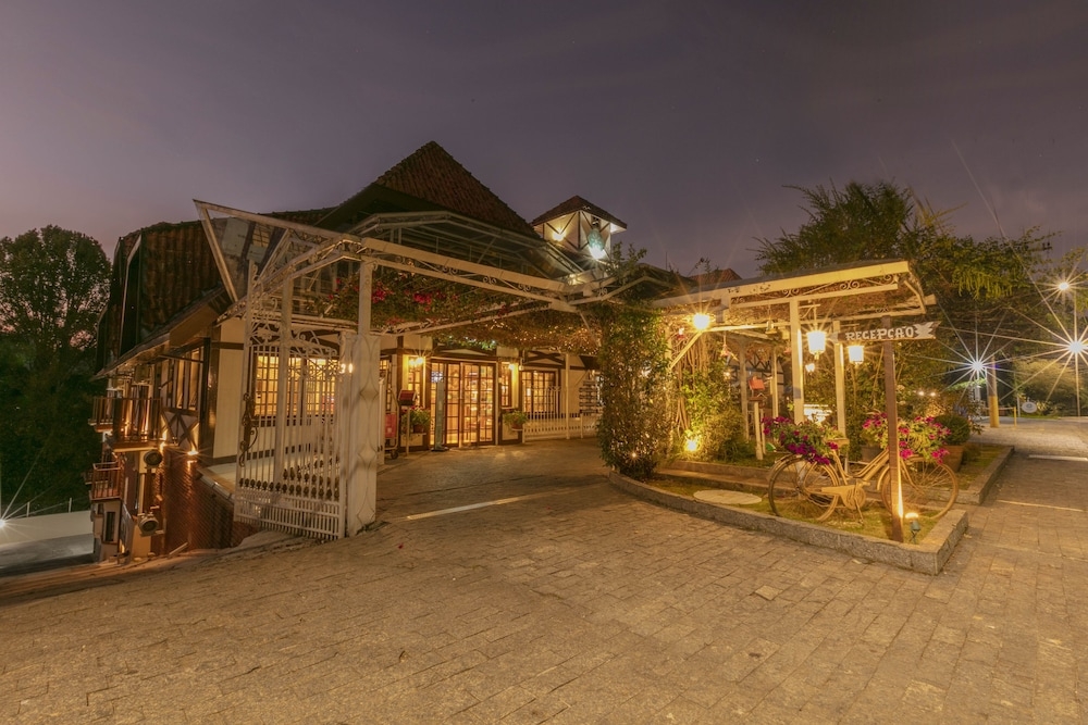 숙박 시설 정면 - 저녁/밤