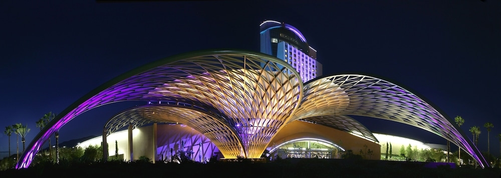 숙박 시설 정면 - 저녁/밤