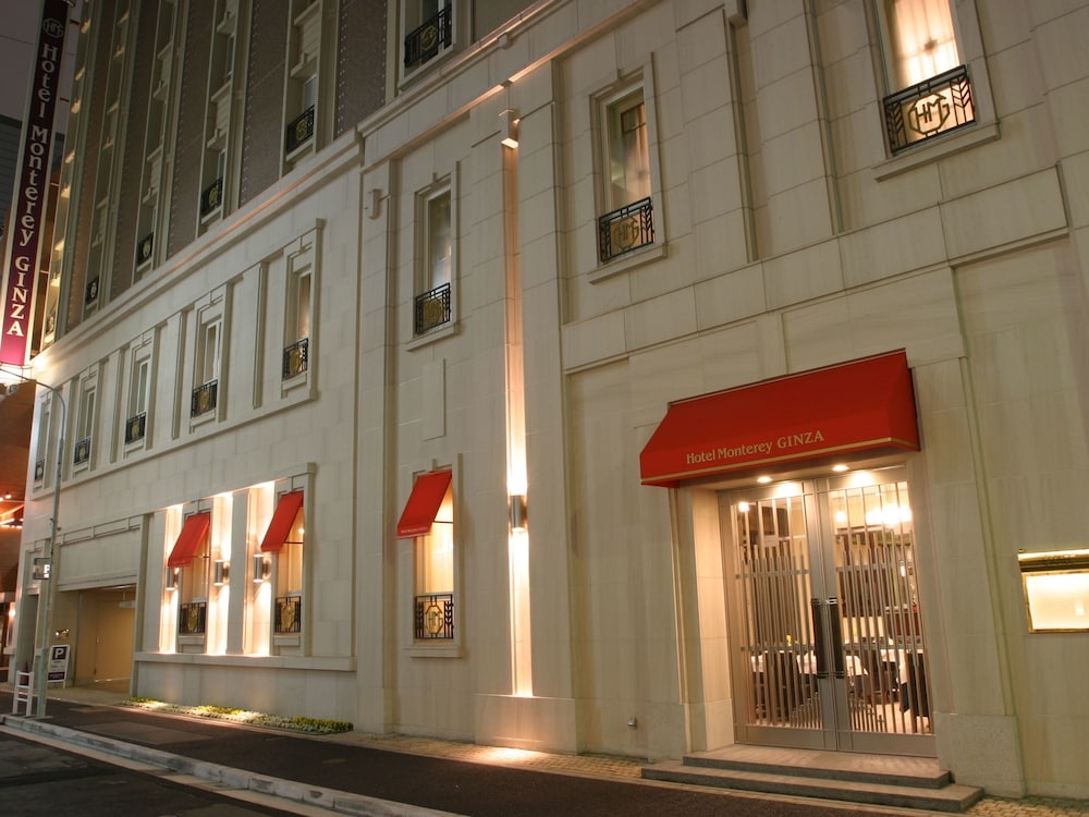 숙박 시설 정면 - 저녁/밤