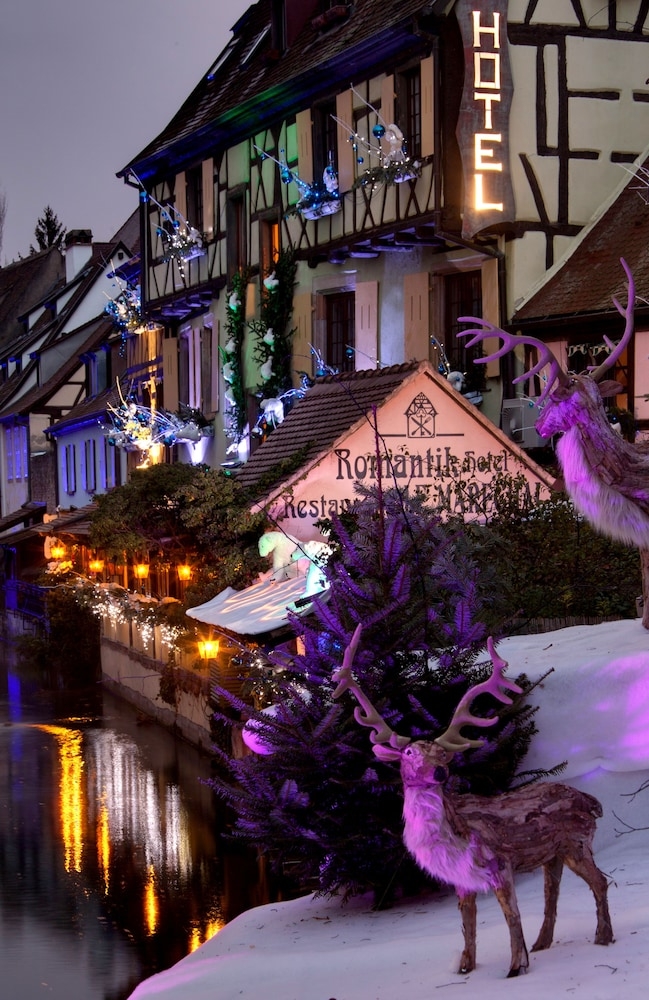 숙박 시설 정면 - 저녁/밤