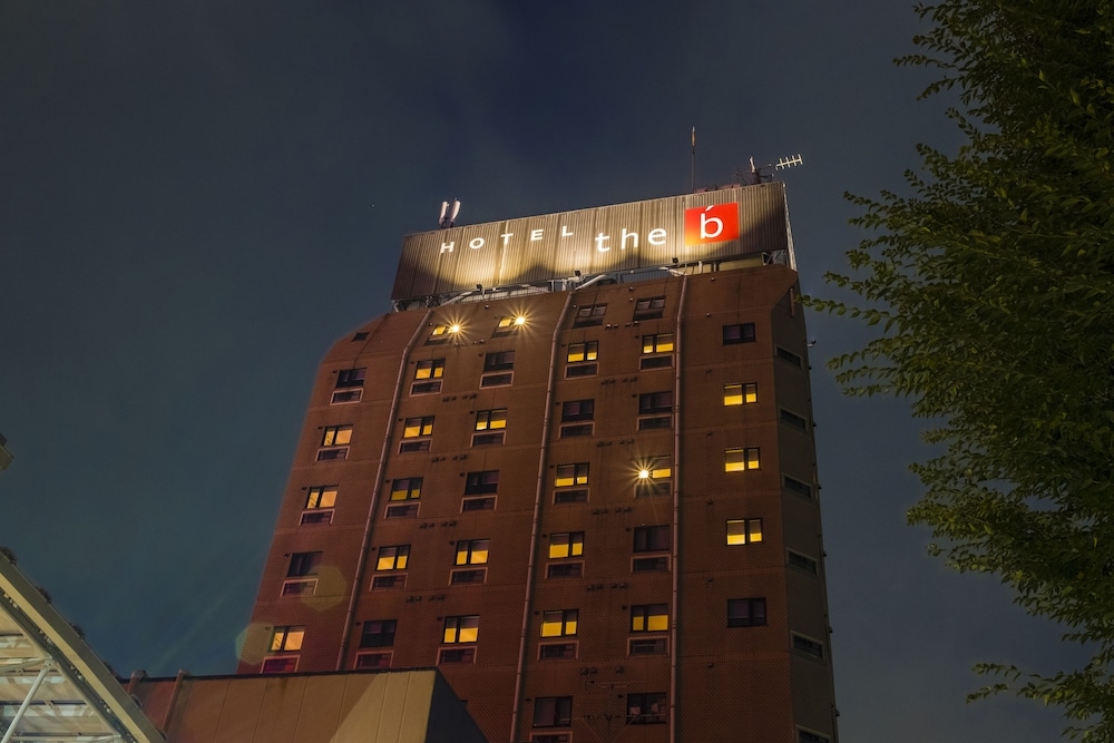 숙박 시설 정면 - 저녁/밤