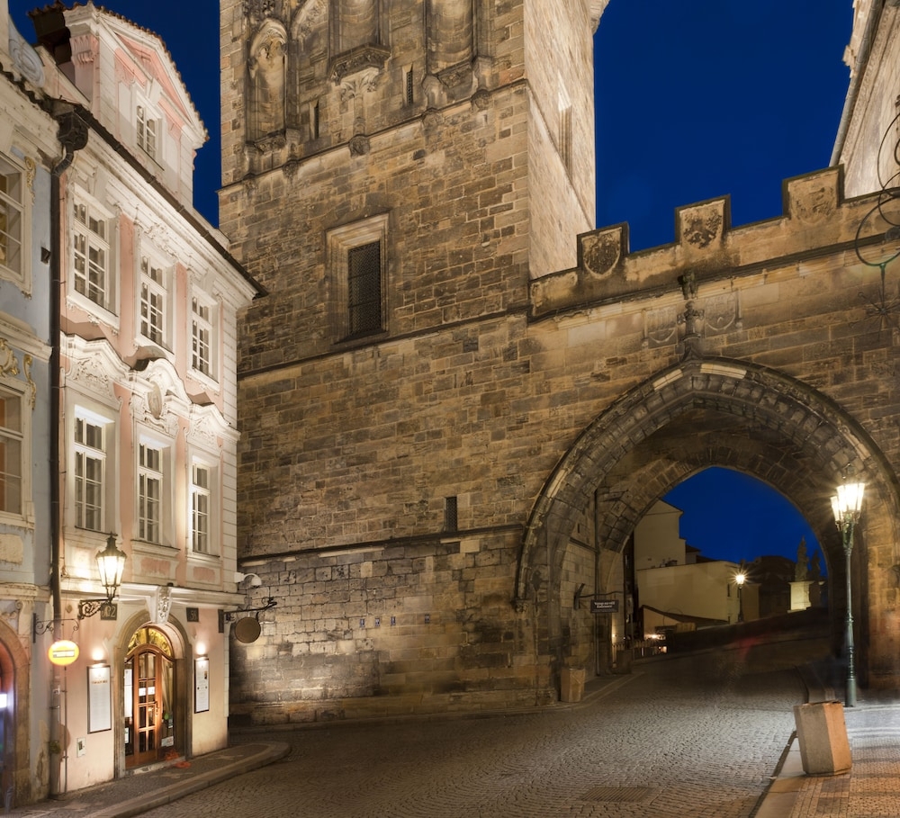 숙박 시설 정면 - 저녁/밤