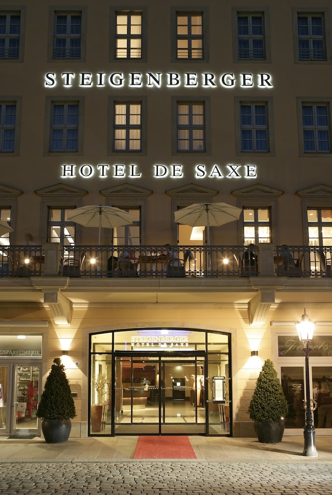 숙박 시설 정면 - 저녁/밤