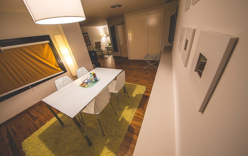 객실 내 식사 공간