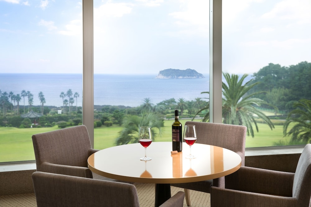 객실 내 식사 공간