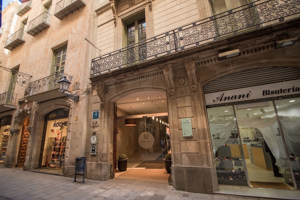 숙박 시설 입구