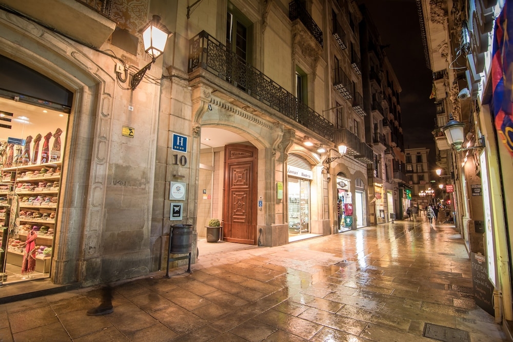 숙박 시설 정면 - 저녁/밤