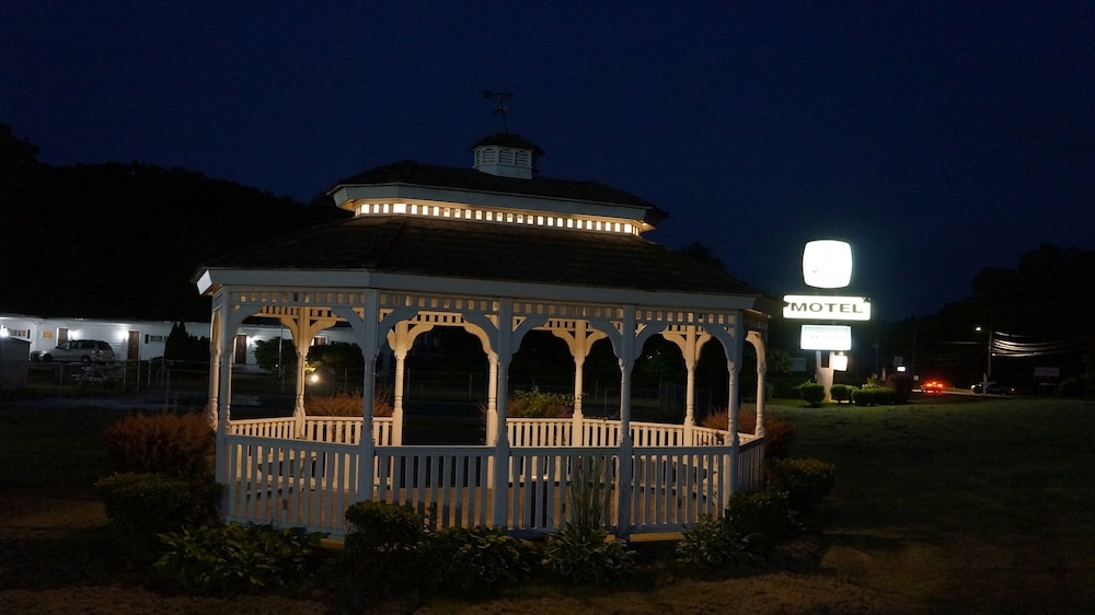 숙박 시설 정면 - 저녁/밤