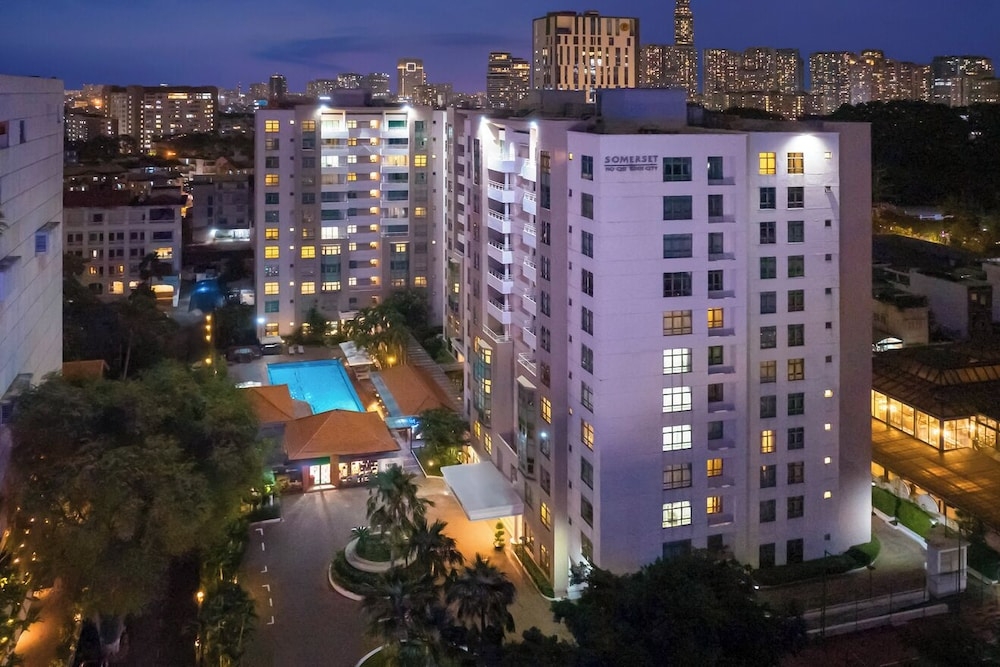 숙박 시설 정면 - 저녁/밤