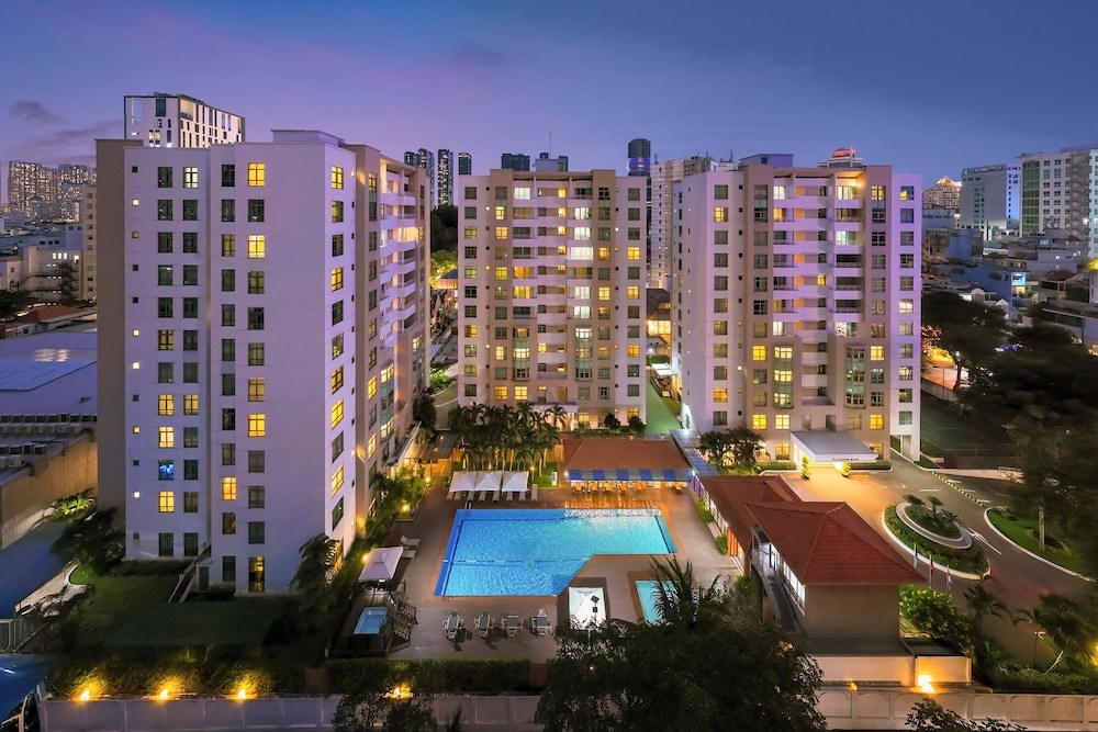 숙박 시설 정면 - 저녁/밤