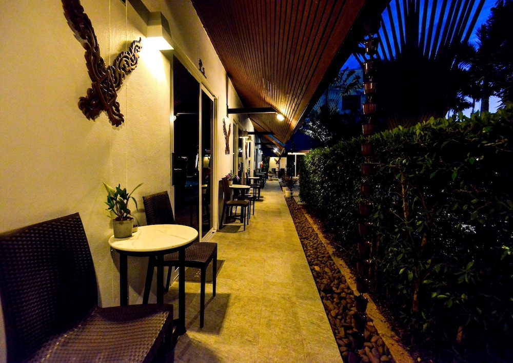 숙박 시설 정면 - 저녁/밤