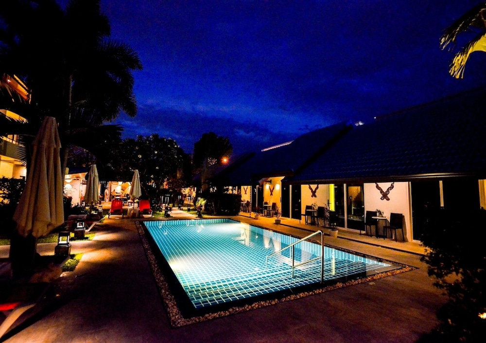 숙박 시설 정면 - 저녁/밤