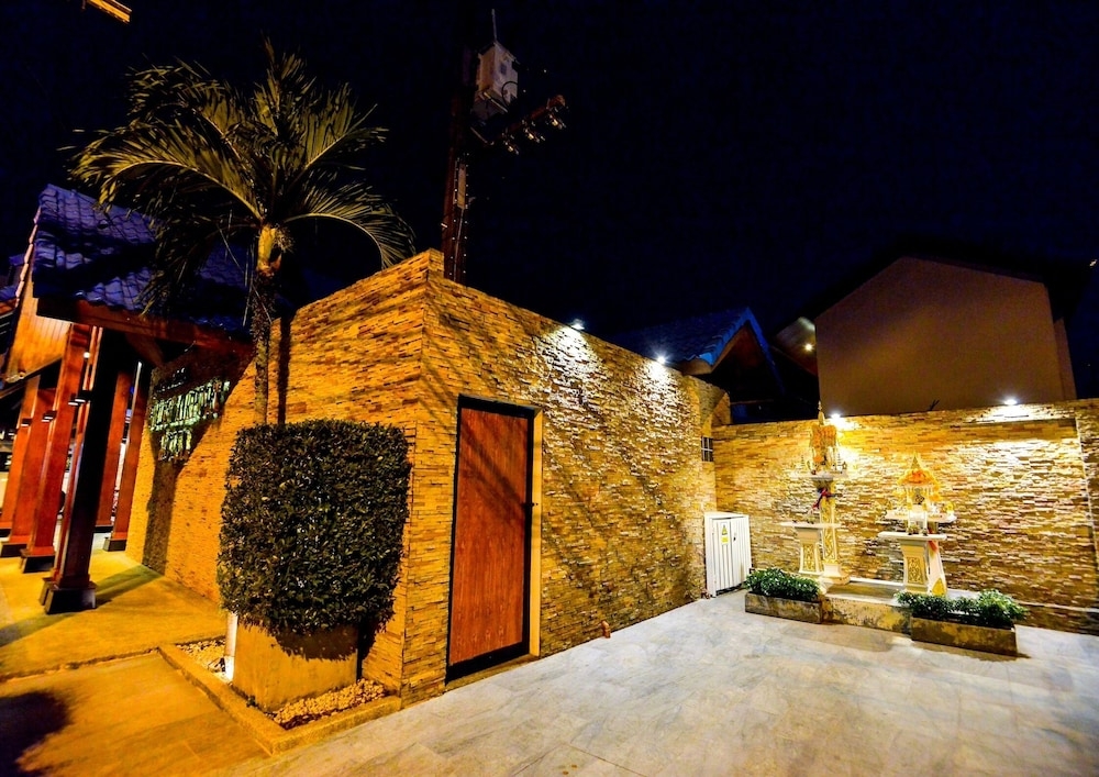 숙박 시설 정면 - 저녁/밤