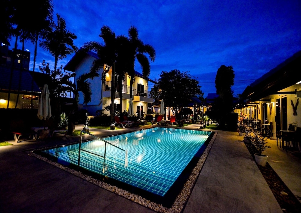 숙박 시설 정면 - 저녁/밤