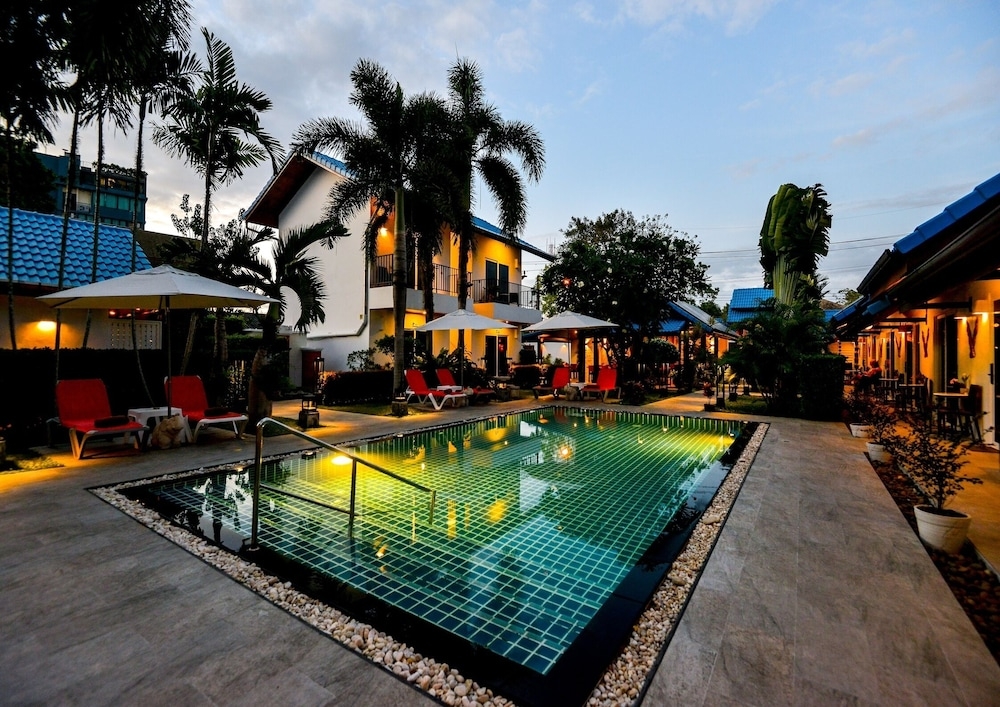 숙박 시설 정면 - 저녁/밤