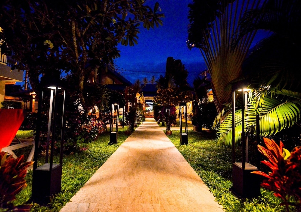 숙박 시설 정면 - 저녁/밤