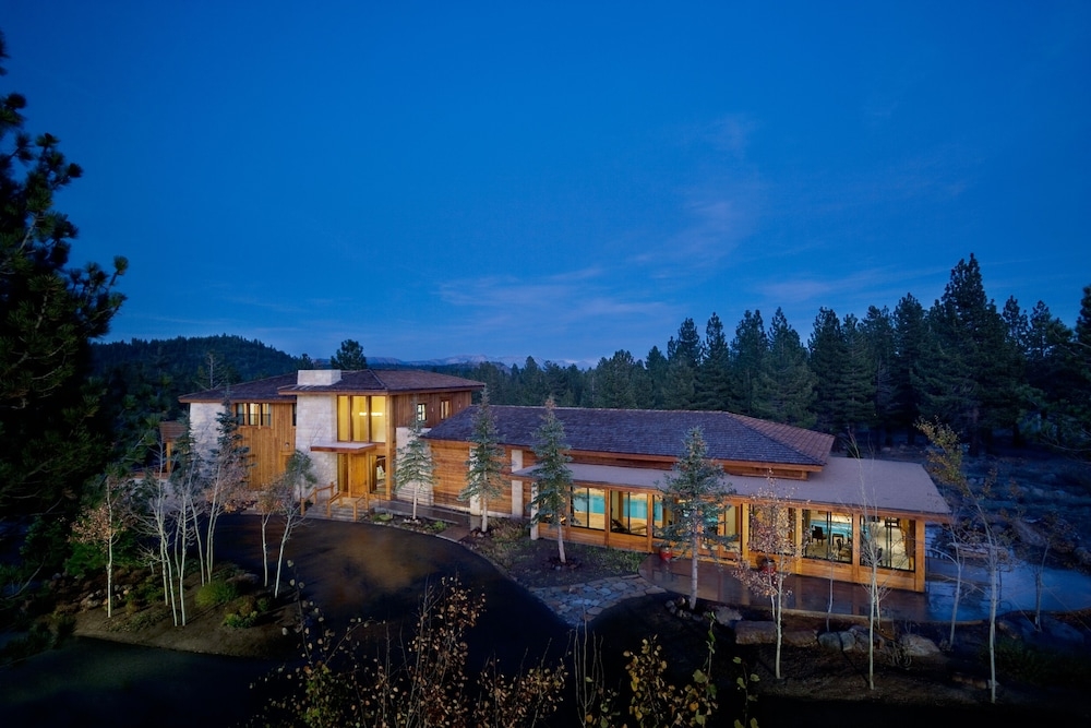 숙박 시설 정면 - 저녁/밤