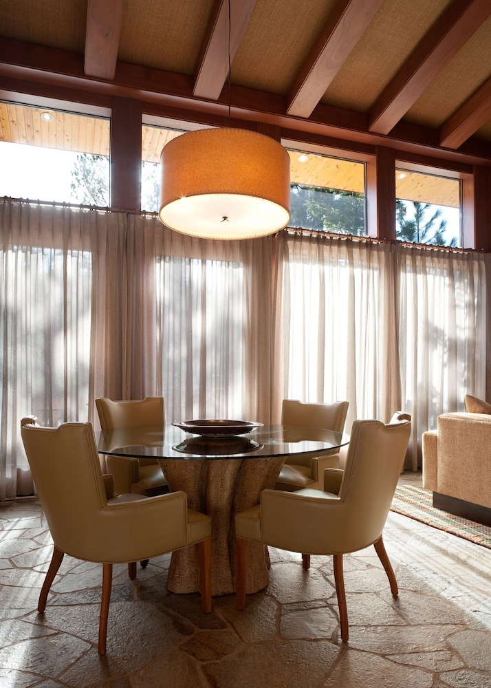 객실 내 식사 공간