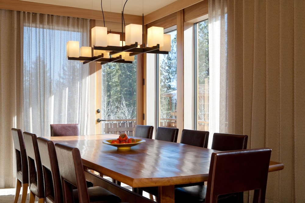 객실 내 식사 공간