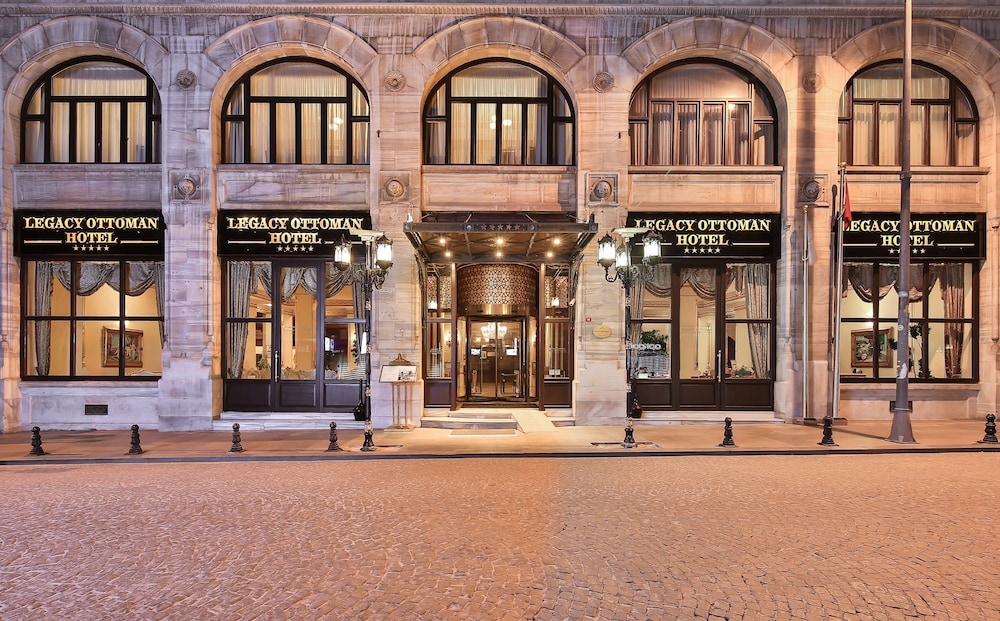 숙박 시설 정면 - 저녁/밤