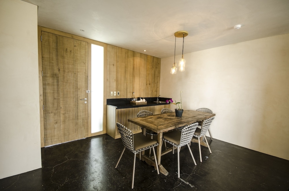 객실 내 식사 공간