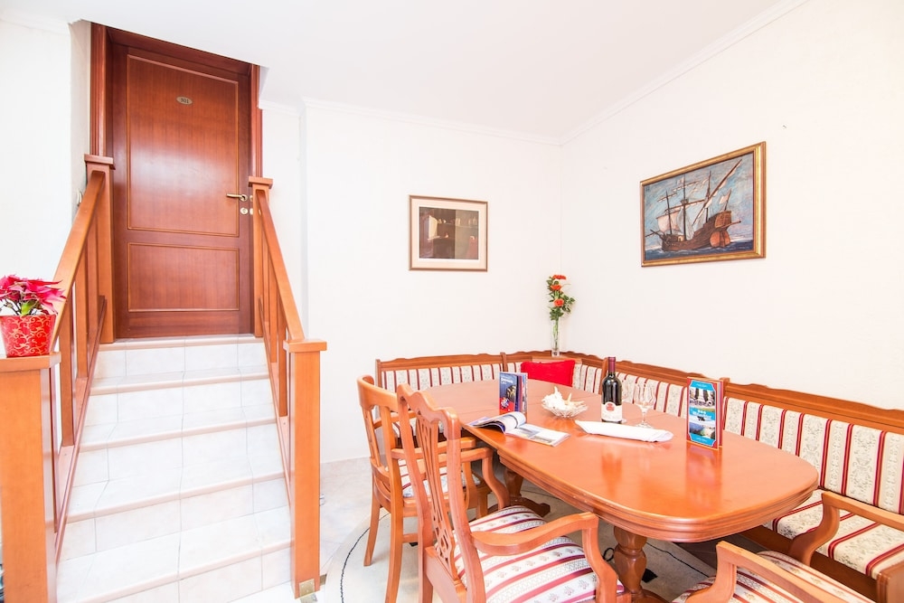 객실 내 식사 공간