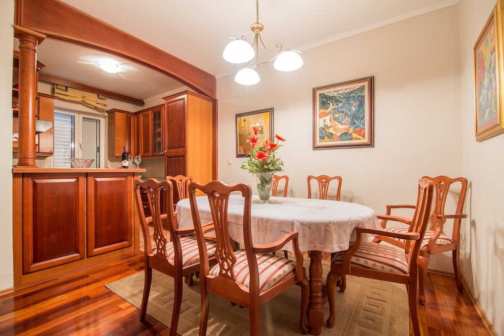 객실 내 식사 공간