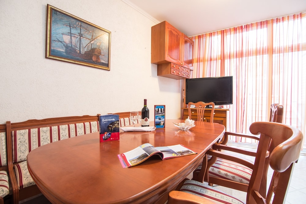 객실 내 식사 공간