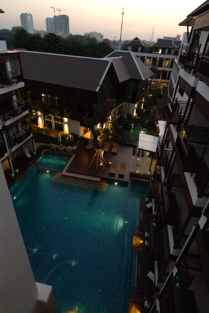 숙박 시설 정면 - 저녁/밤