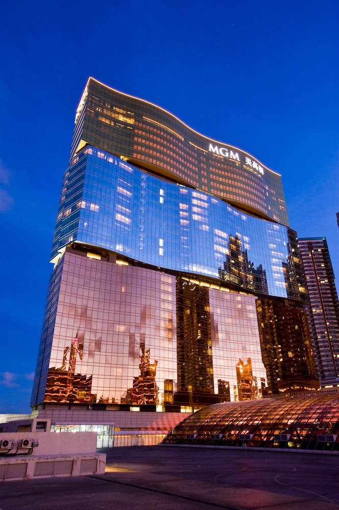 숙박 시설 정면 - 저녁/밤