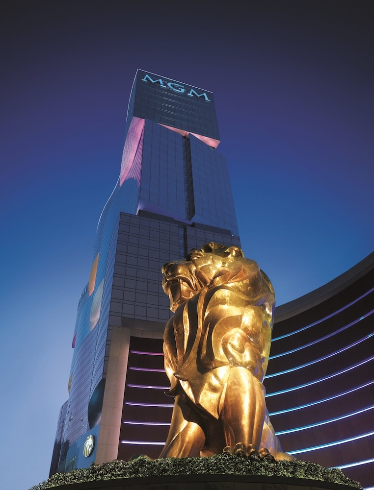 숙박 시설 정면 - 저녁/밤