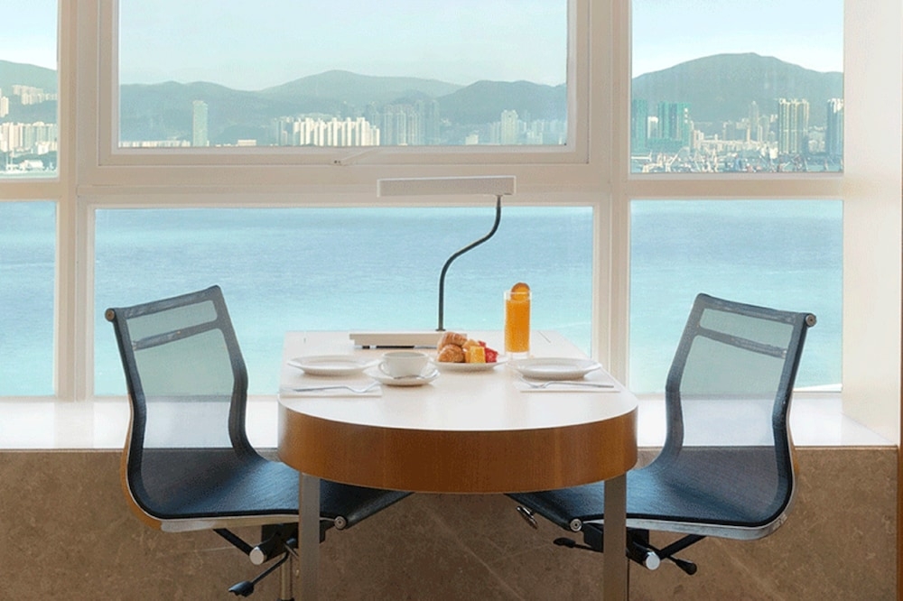 객실 내 식사 공간