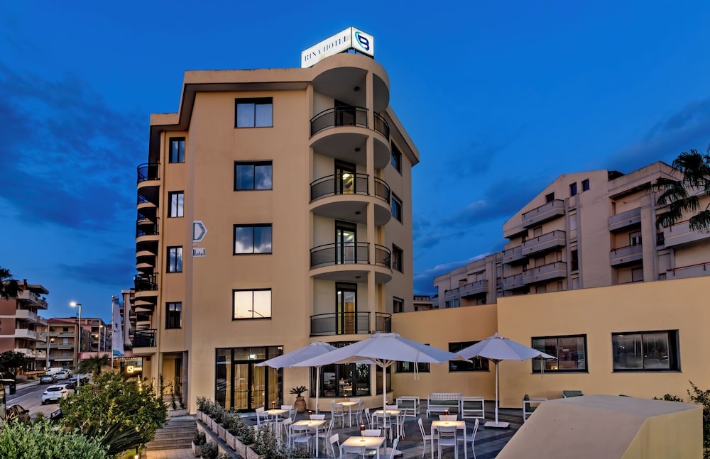 숙박 시설 정면 - 저녁/밤