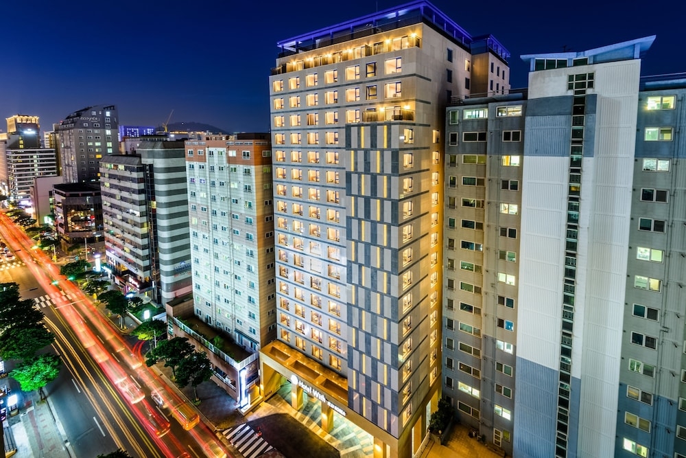 숙박 시설 정면 - 저녁/밤