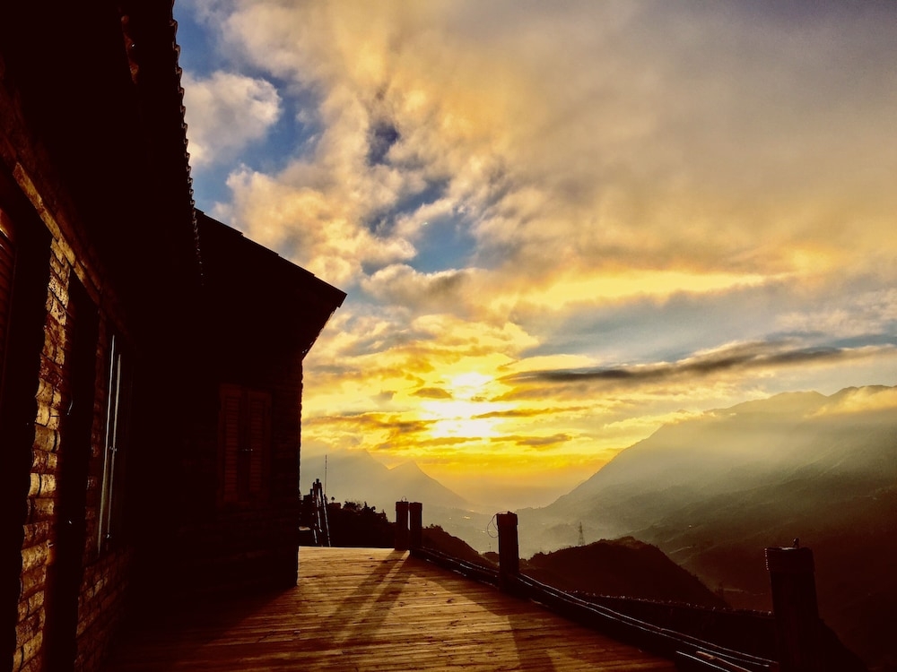 숙박 시설 정면 - 저녁/밤