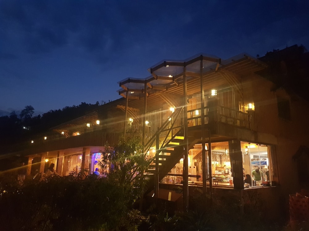 숙박 시설 정면 - 저녁/밤