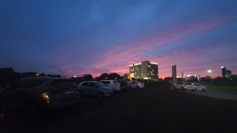 숙박 시설 정면 - 저녁/밤