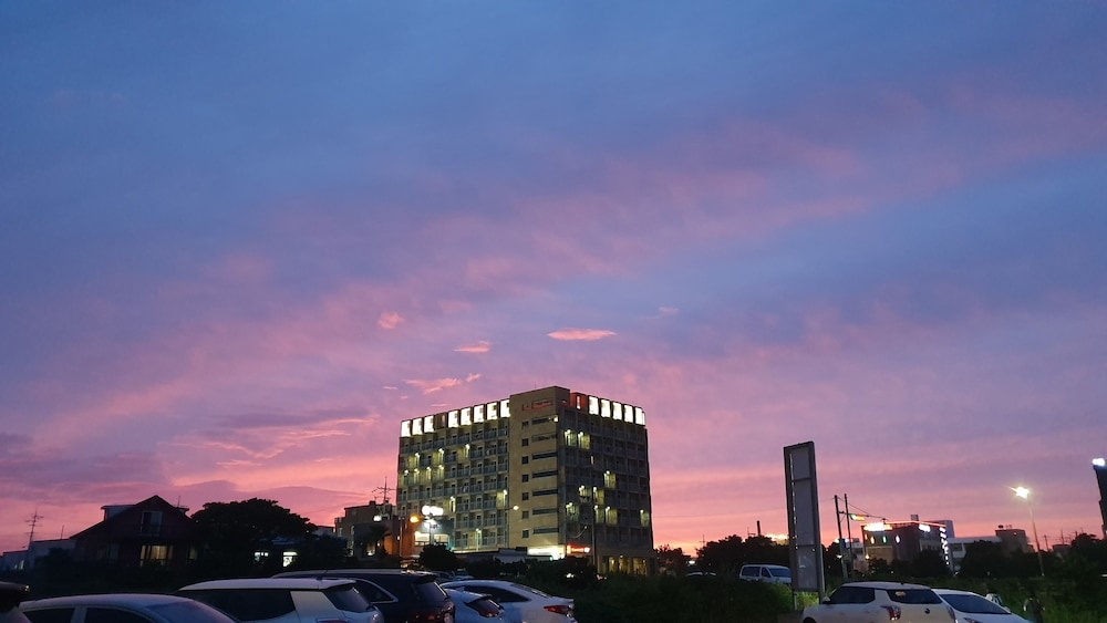 숙박 시설 정면 - 저녁/밤