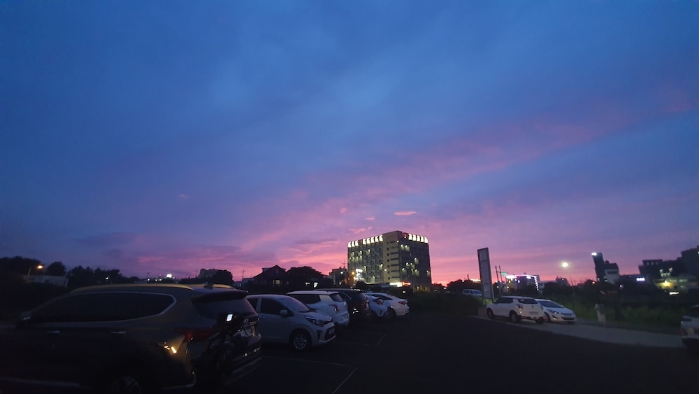 숙박 시설 정면 - 저녁/밤