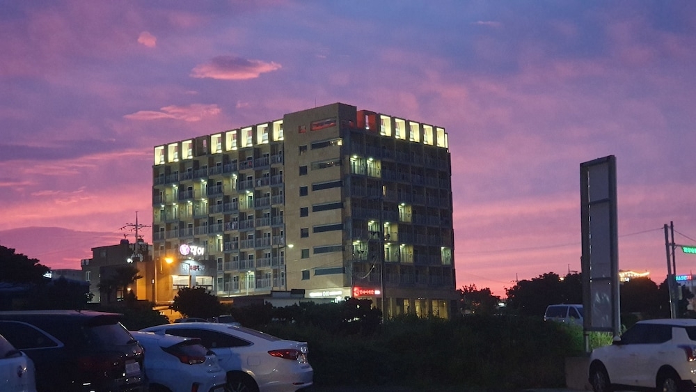 숙박 시설 정면 - 저녁/밤