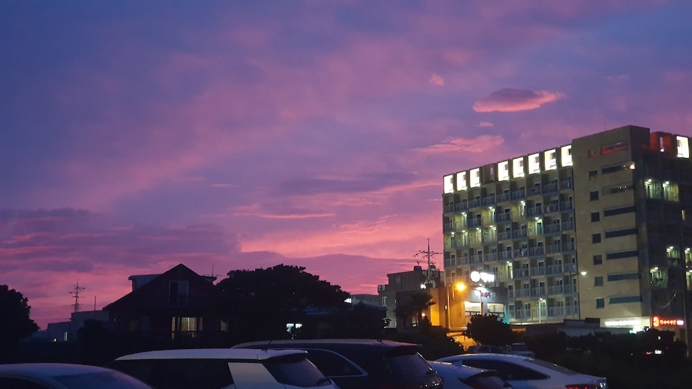 숙박 시설 정면 - 저녁/밤