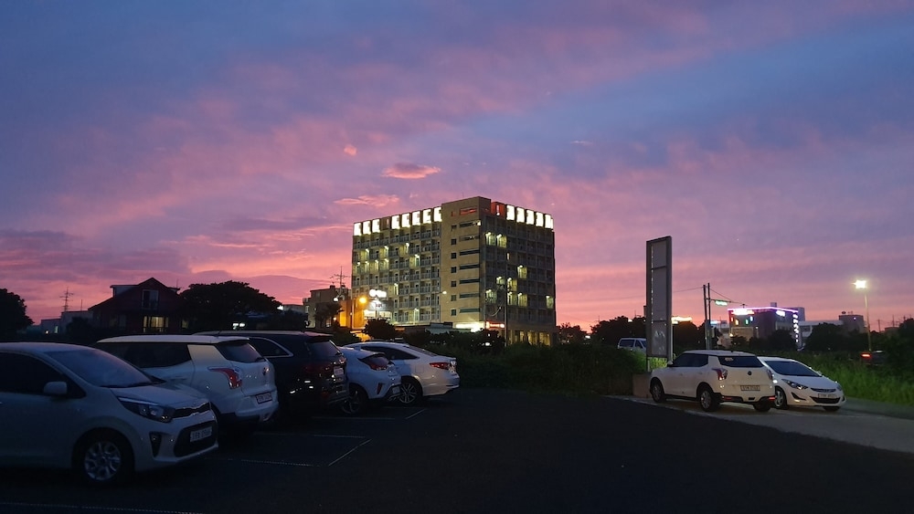 숙박 시설 정면 - 저녁/밤