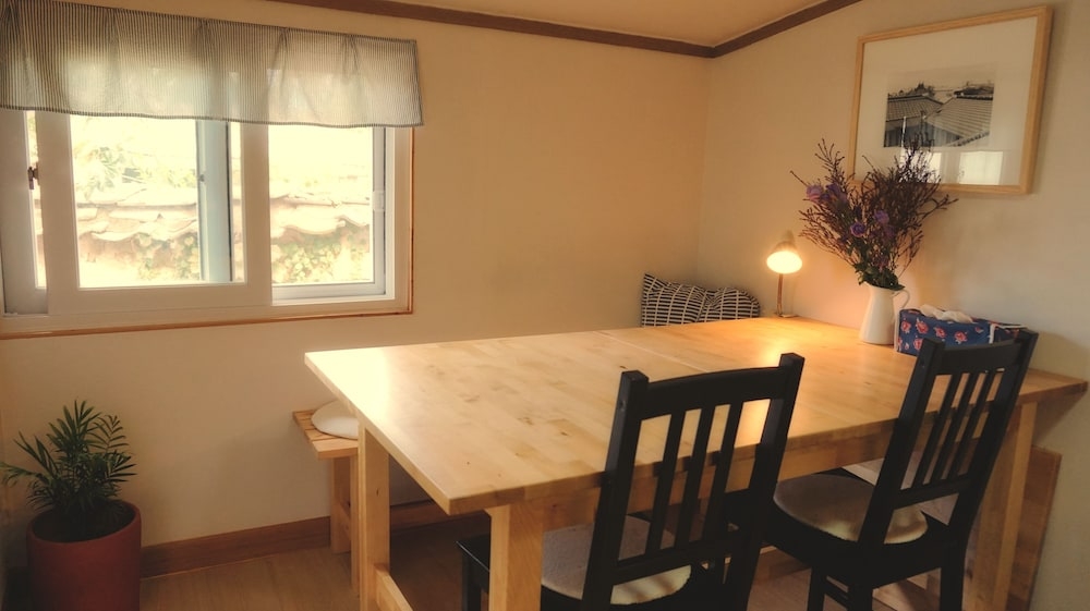 객실 내 식사 공간