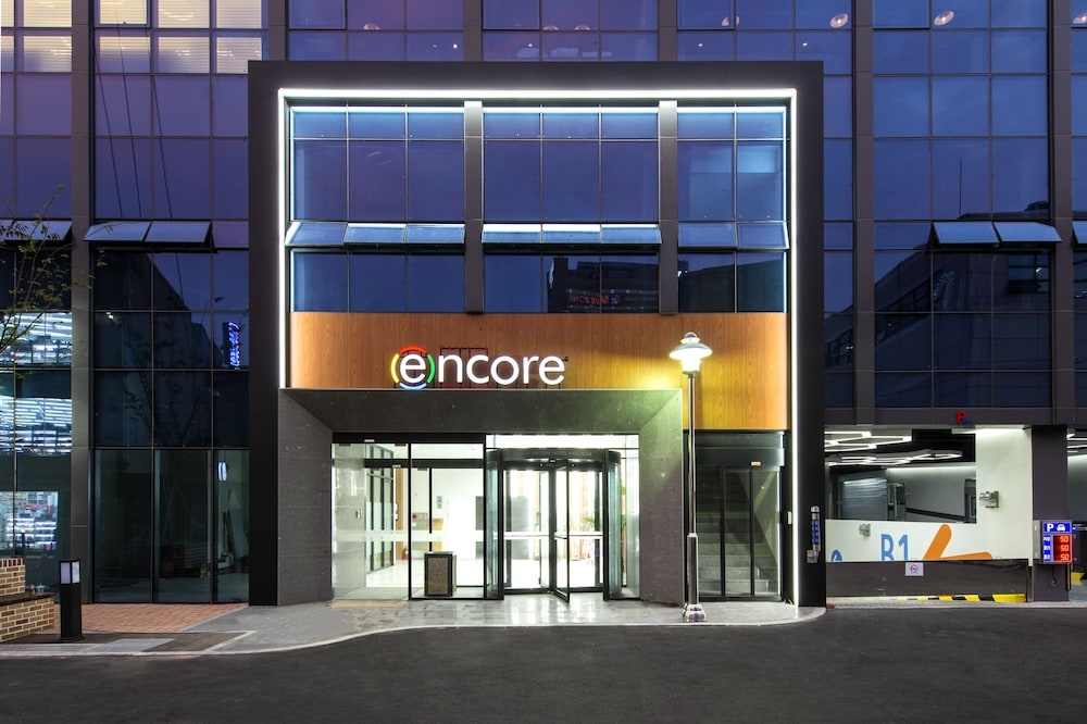 숙박 시설 정면 - 저녁/밤