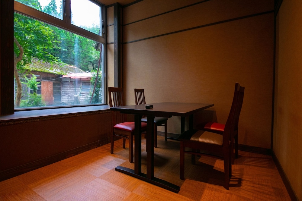 객실 내 식사 공간