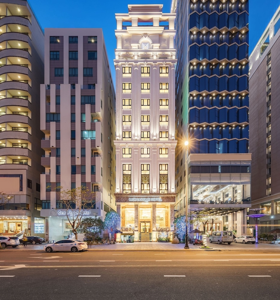 숙박 시설 정면 - 저녁/밤