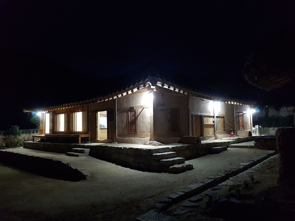 숙박 시설 정면 - 저녁/밤