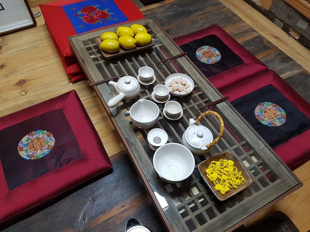 객실 내 식사 공간