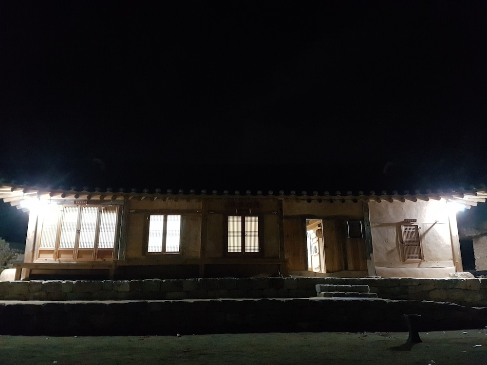 숙박 시설 정면 - 저녁/밤