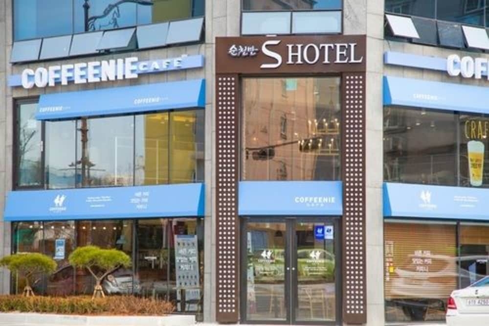 숙박 시설 입구